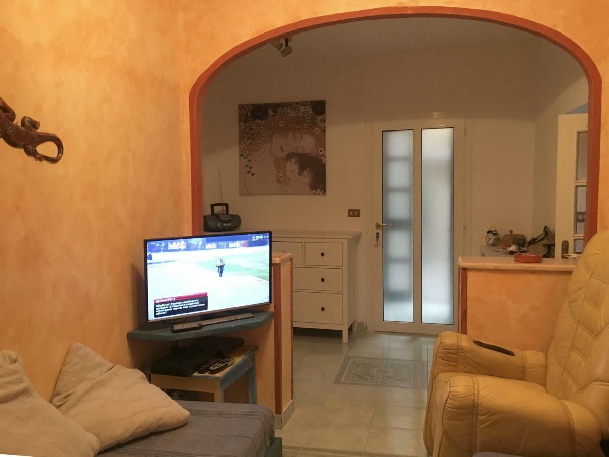 La Casa Di Zoe Apartment Uscio Bagian luar foto